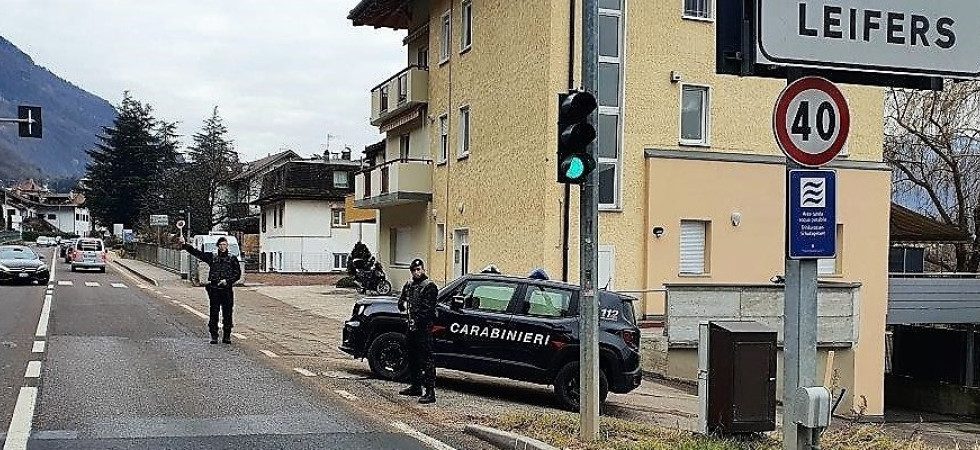 Quattordicenni mettono dei sassi sui binari del treno: il macchinista si spaventa e azione l'arresto di emergenza